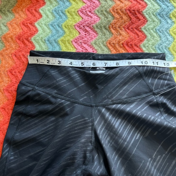Old Navy Active  3/4 Leggings Go-Dry Black - Picture 7 of 10
